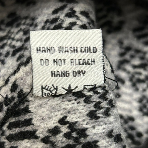 LA Grown Knit Pom-Pom Beanie Hat Animal Print White Black One Size (0336) - Picture 9 of 9